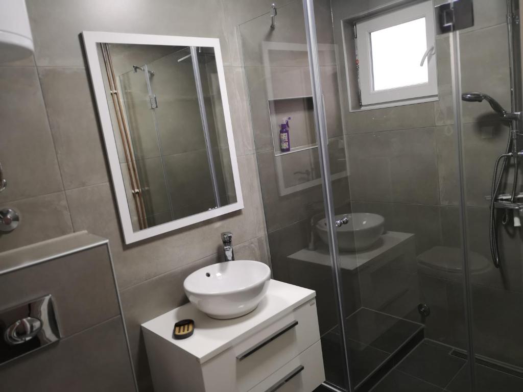 Moderno i uredno kupatilo