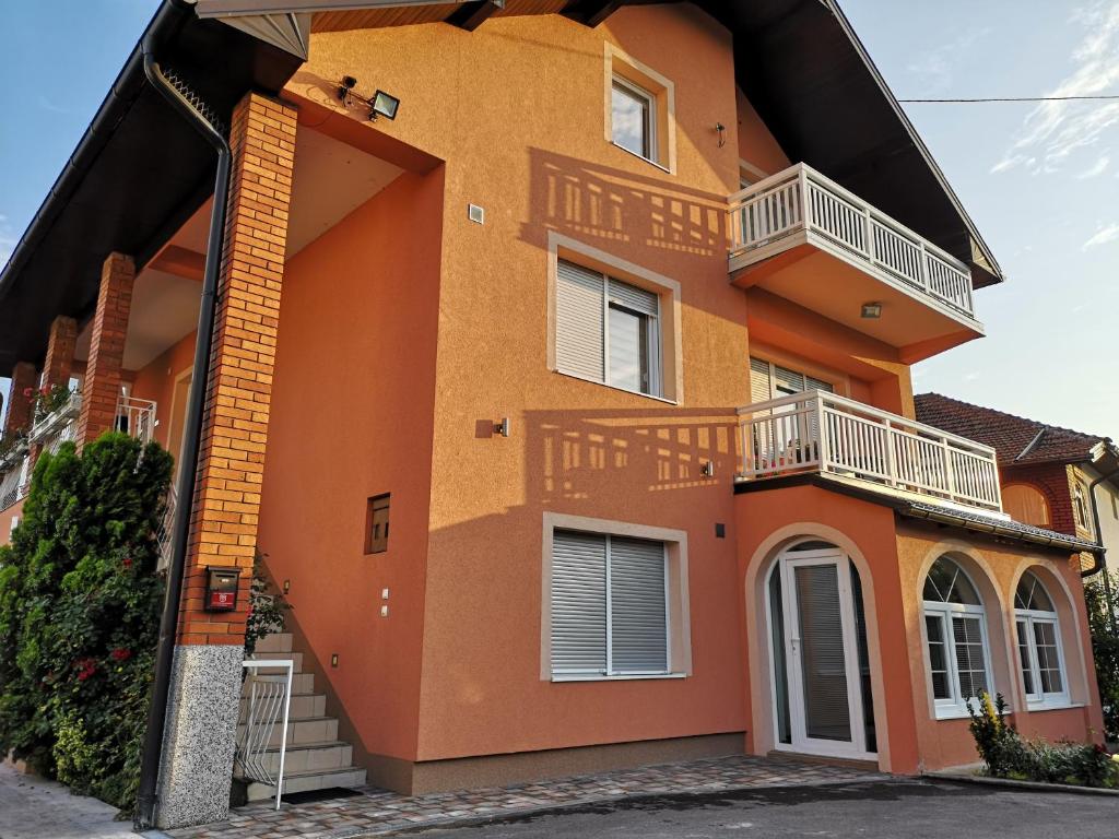 Ulaz u Apartman broj 2