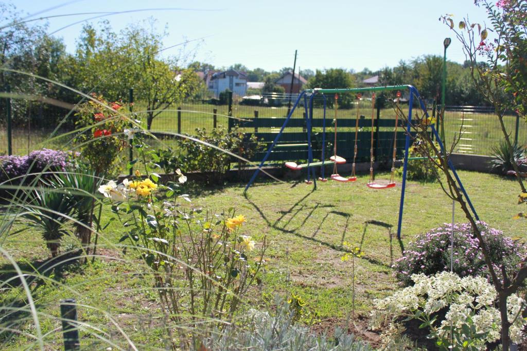 Dio bašte sa ljuljom za djecu